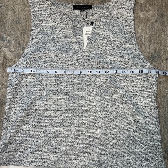 Sleeveless Top - Picture 8 of 9